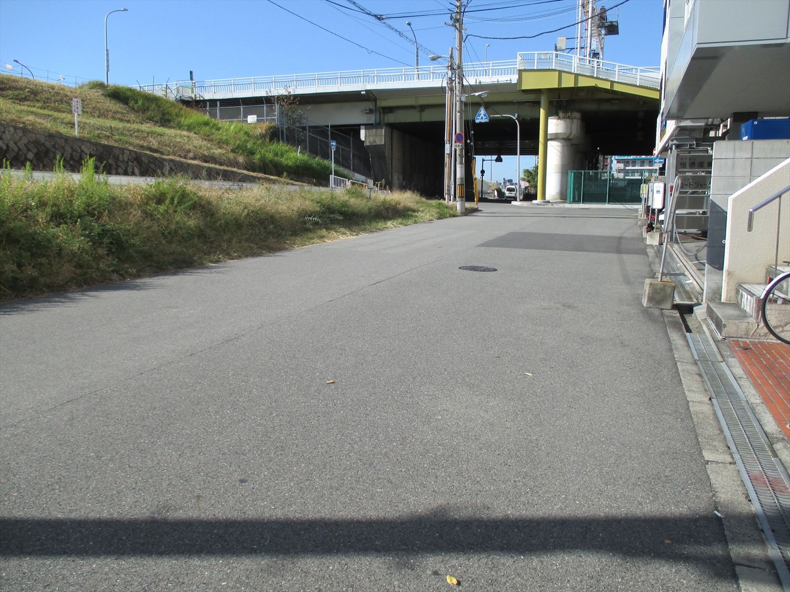 オフィス前の通り