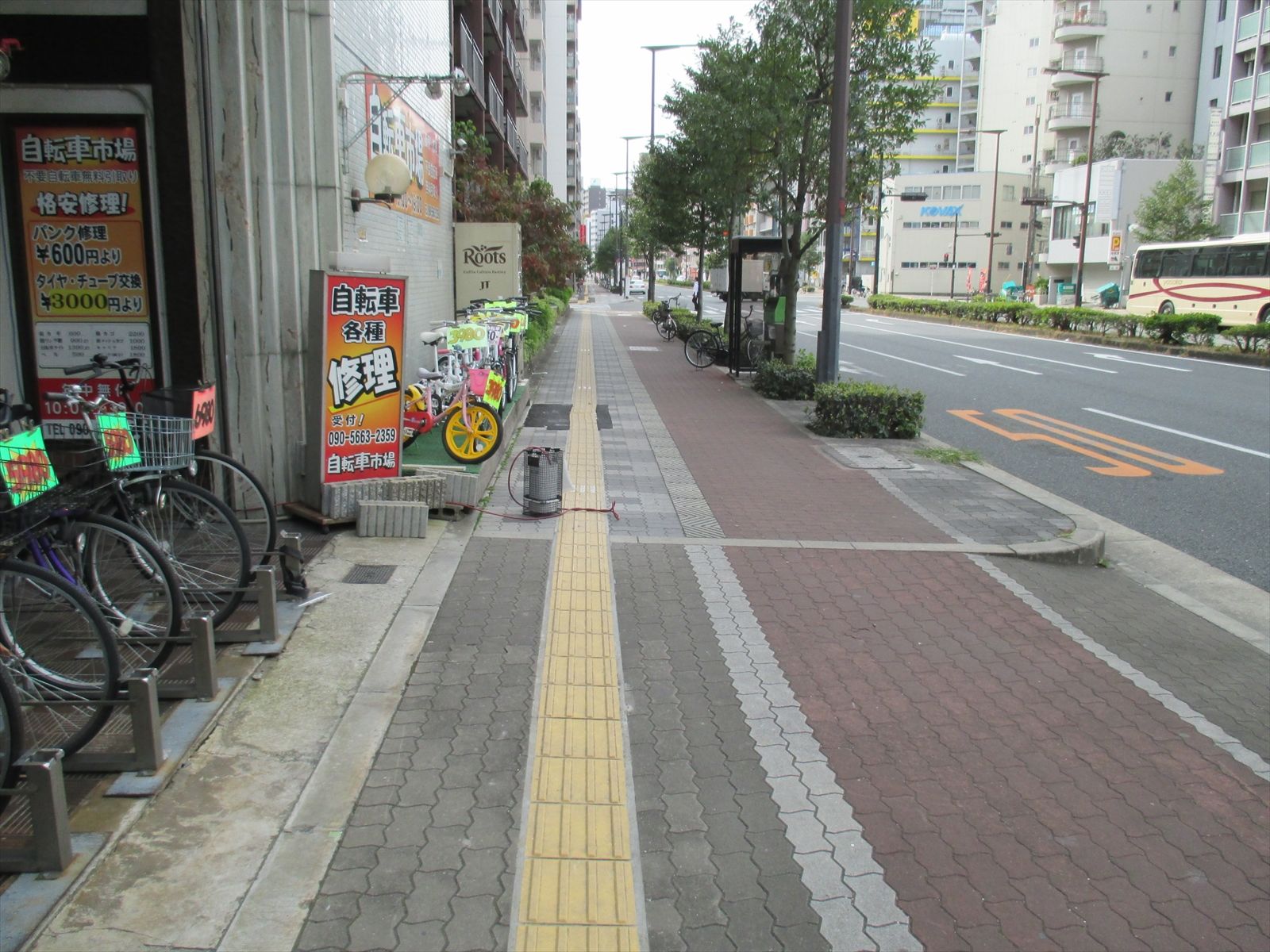 オフィスビル前面の道路