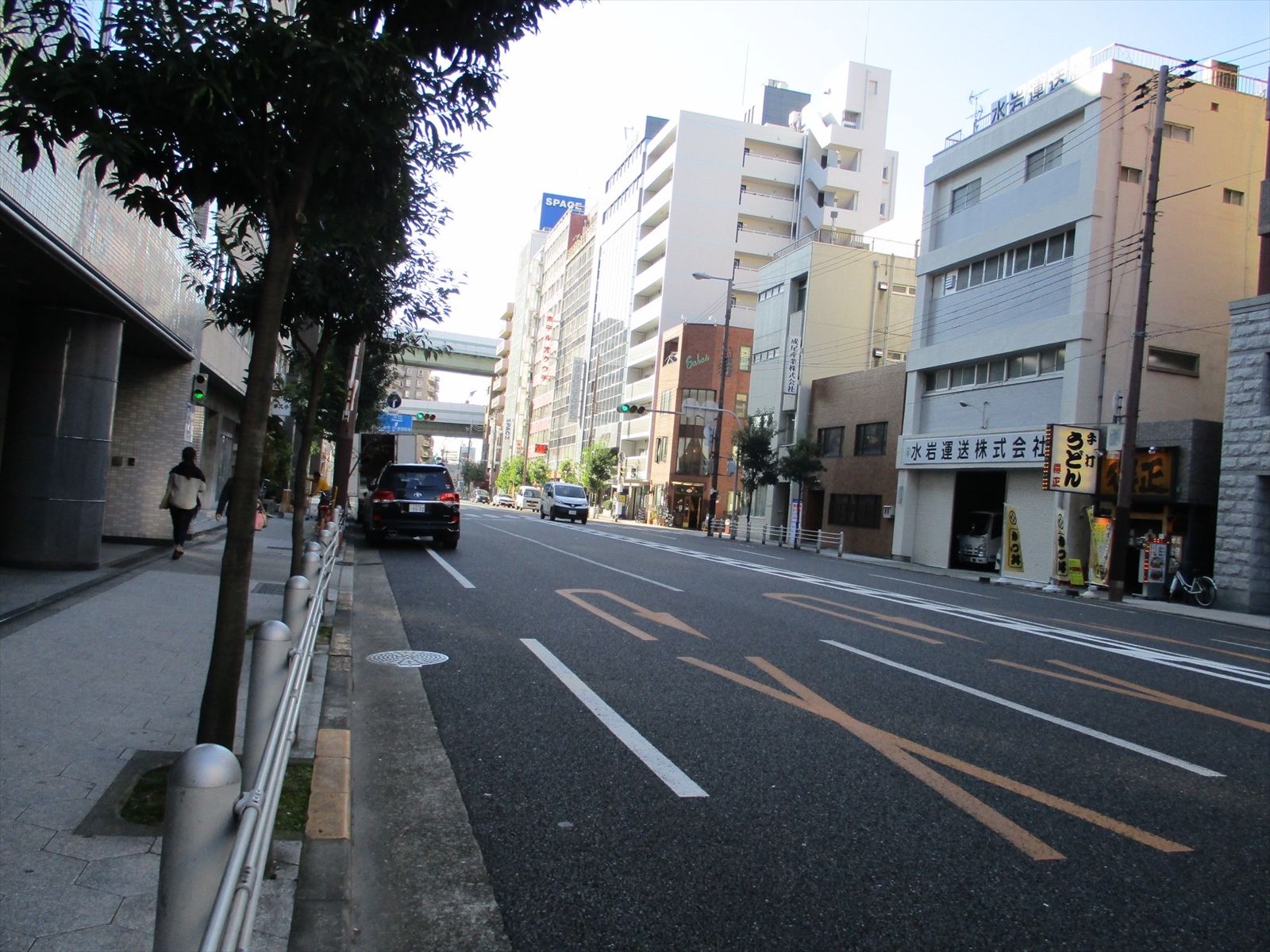 オフィスビル前面道路
