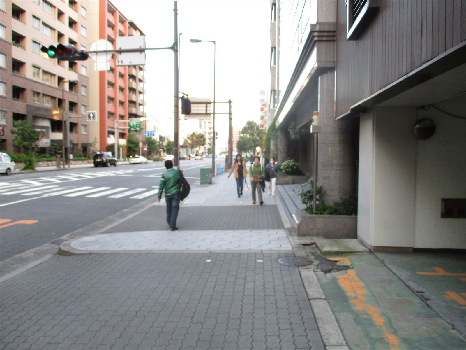オフィスビル前の通り