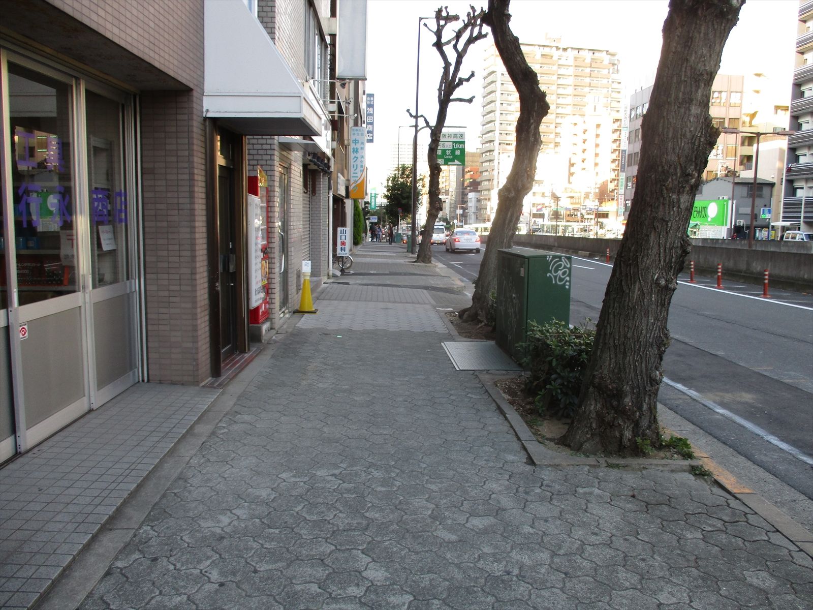 小松ビル前の通り