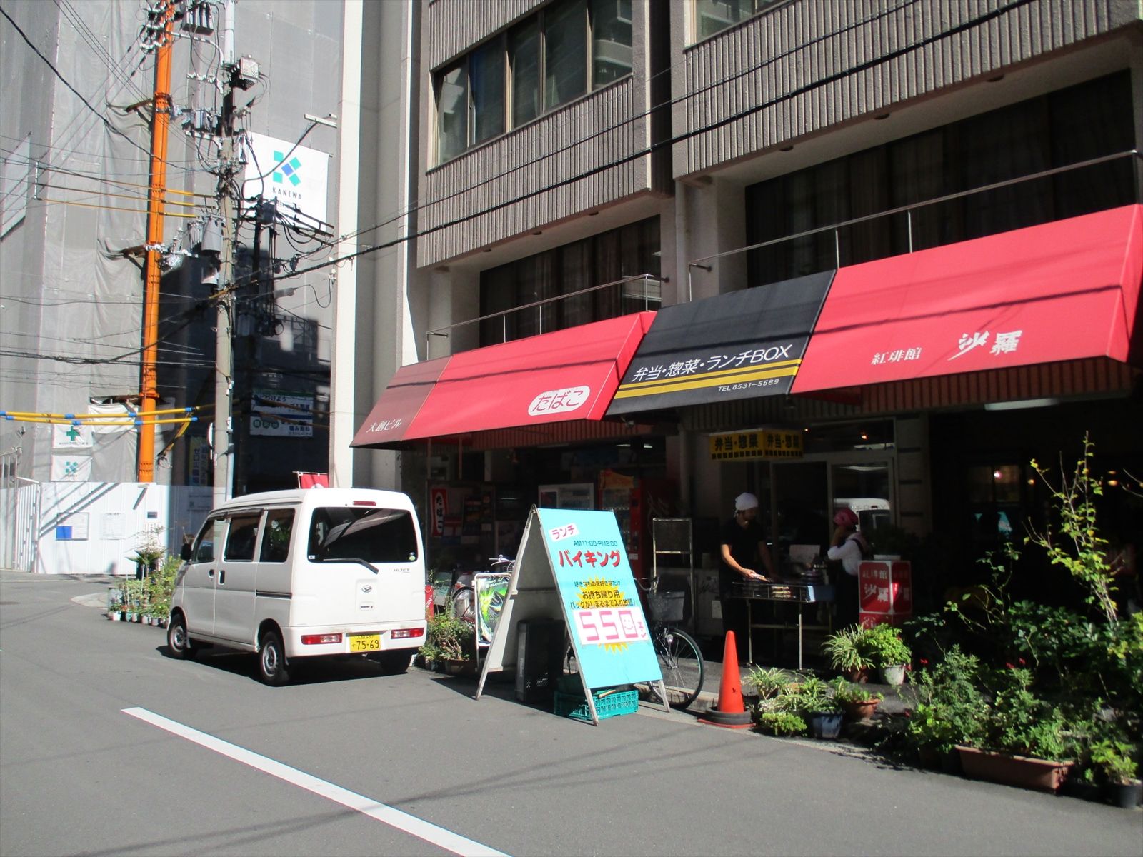 オフィスビル前の通り