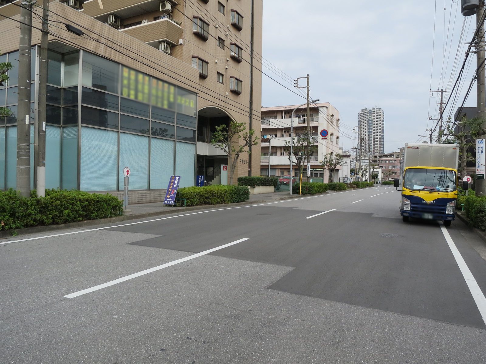 日栄ビル前面の通り