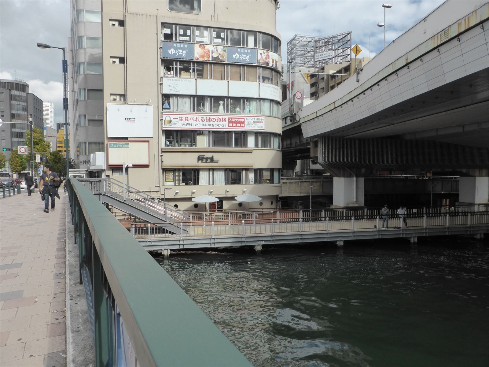 オフィスビル前面の道頓堀川と四つ橋筋