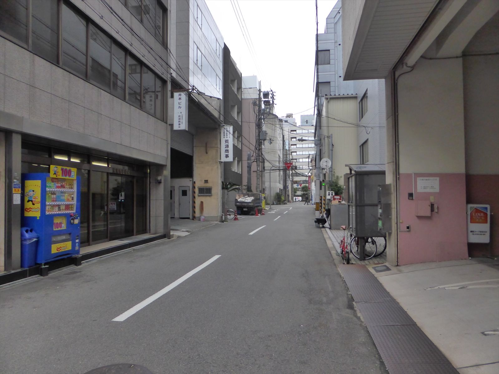 オフィスビル前面の通り