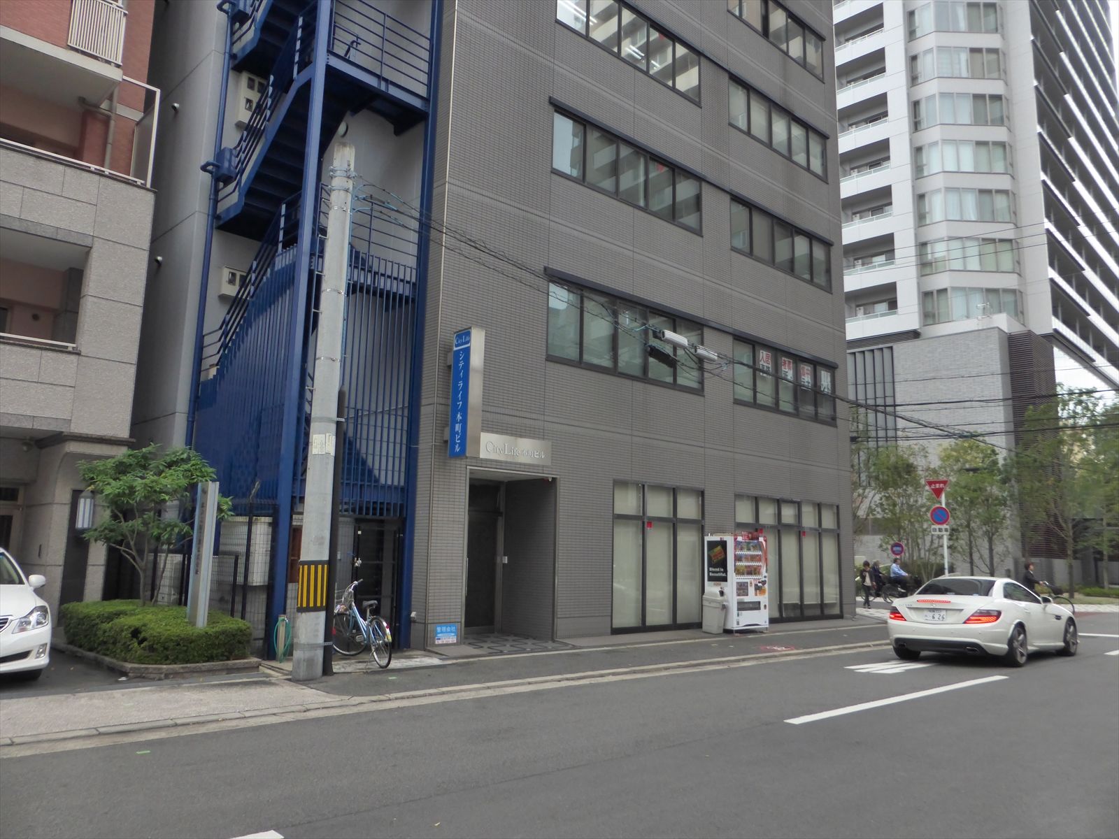 オフィスビル前面道路