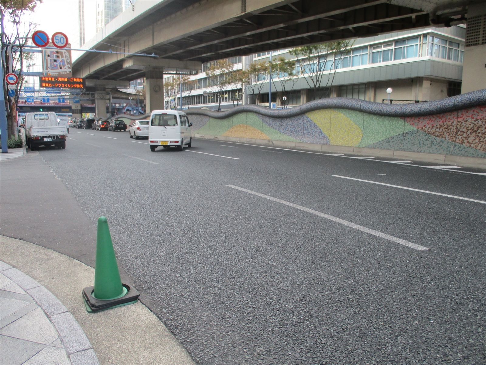 オフィスビル前面の京阪国道