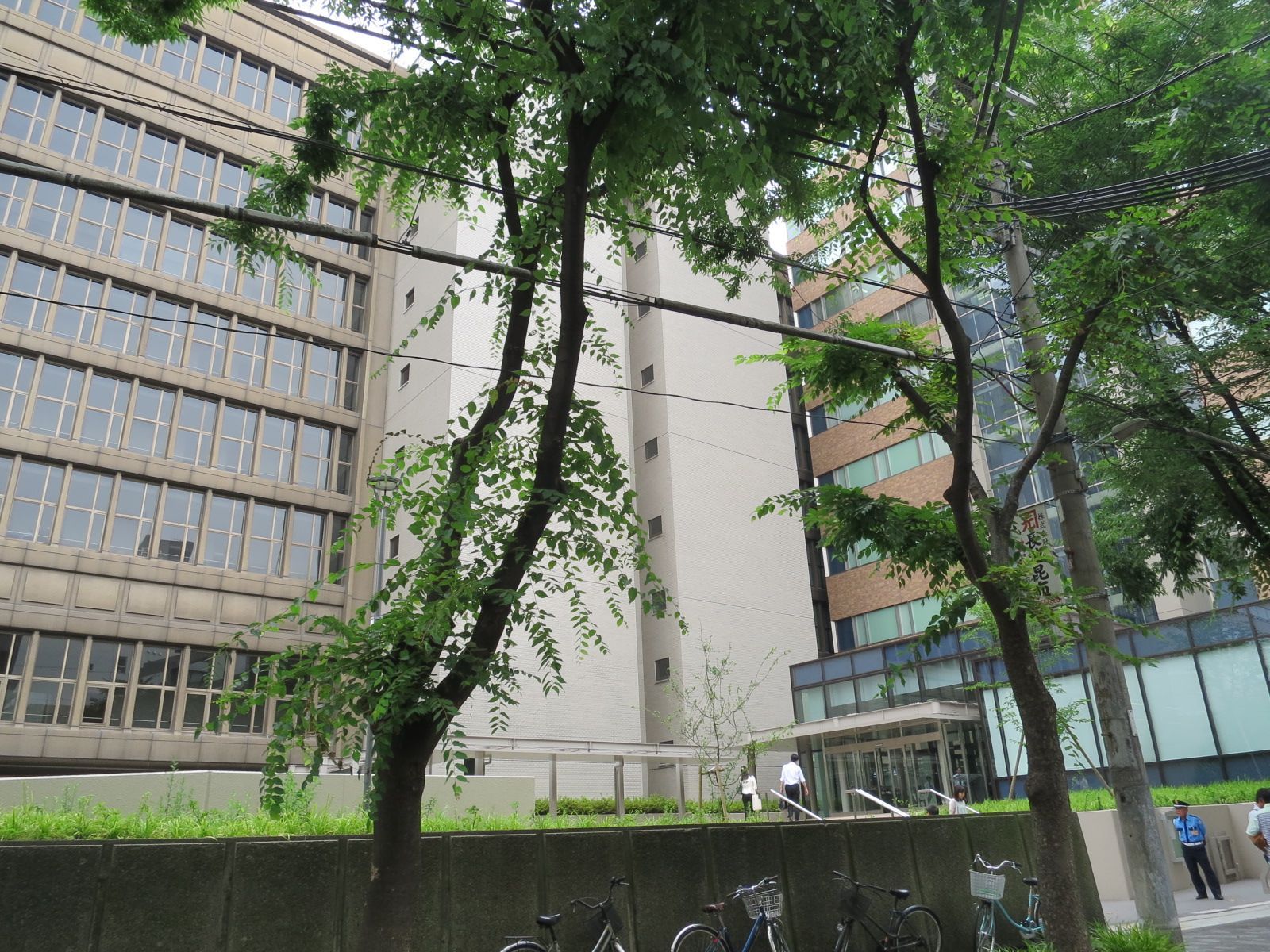 徒歩3分の大阪地方裁判所