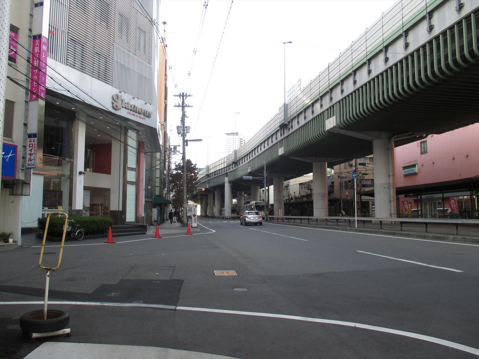 オフィスビル前面の通り