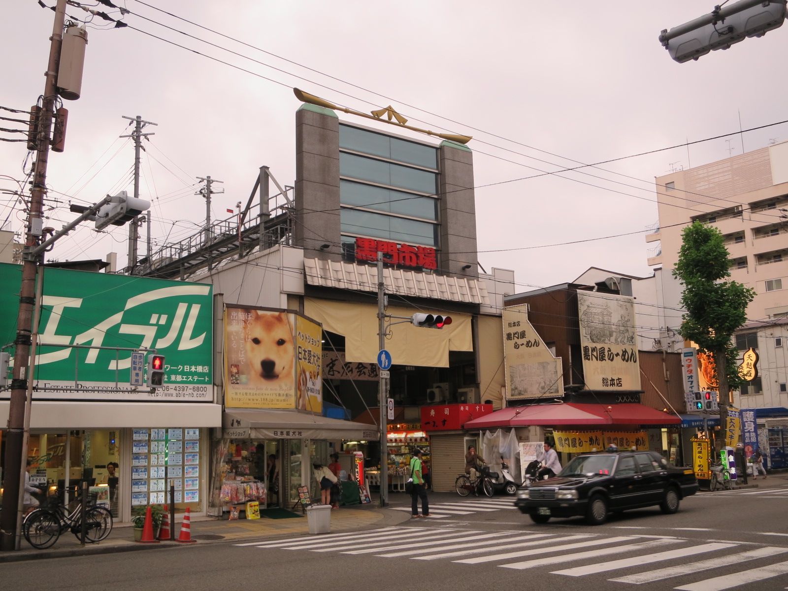近くの商店街「黒門市場」