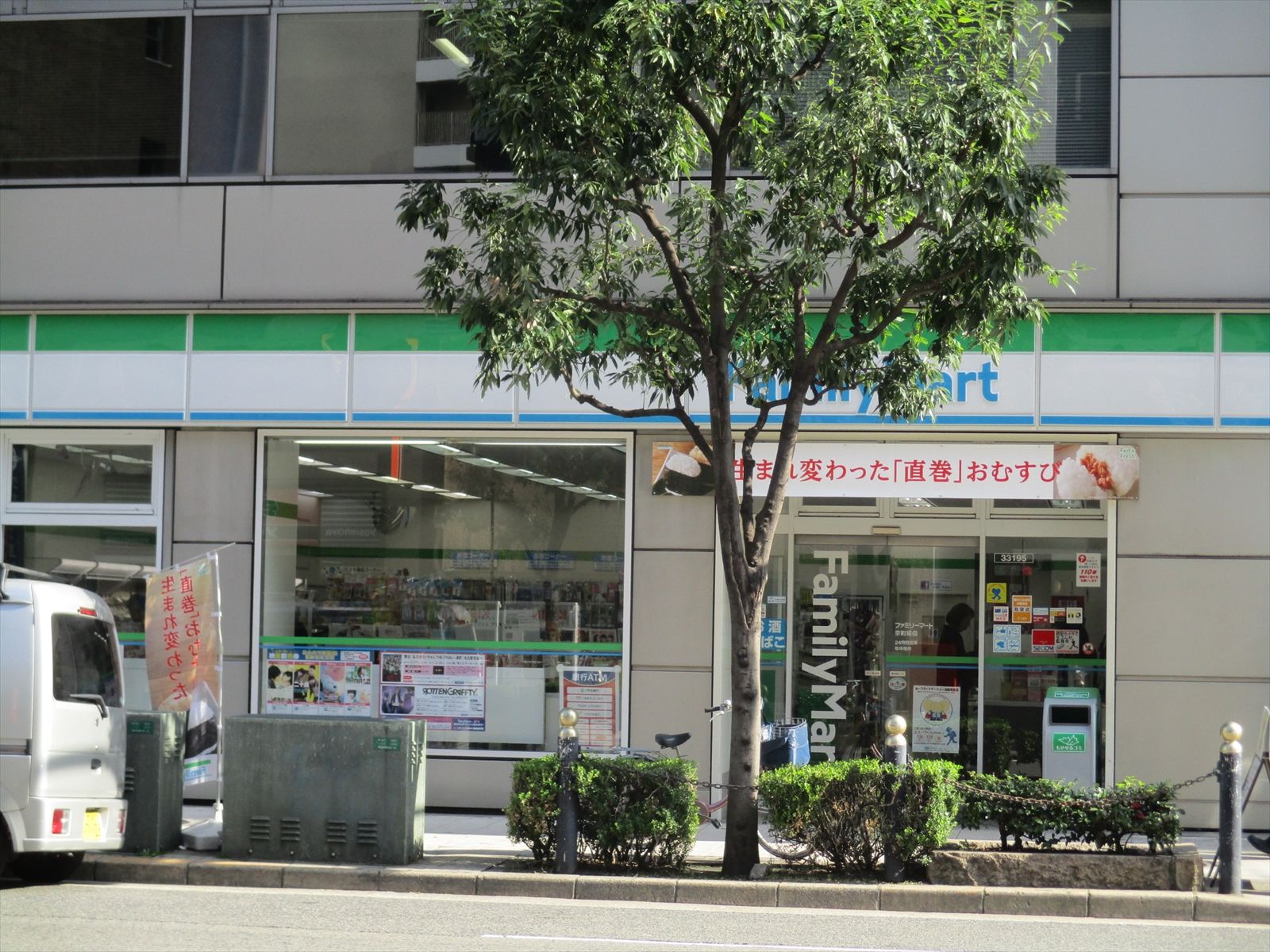 通り沿いのファミリーマート京町堀店