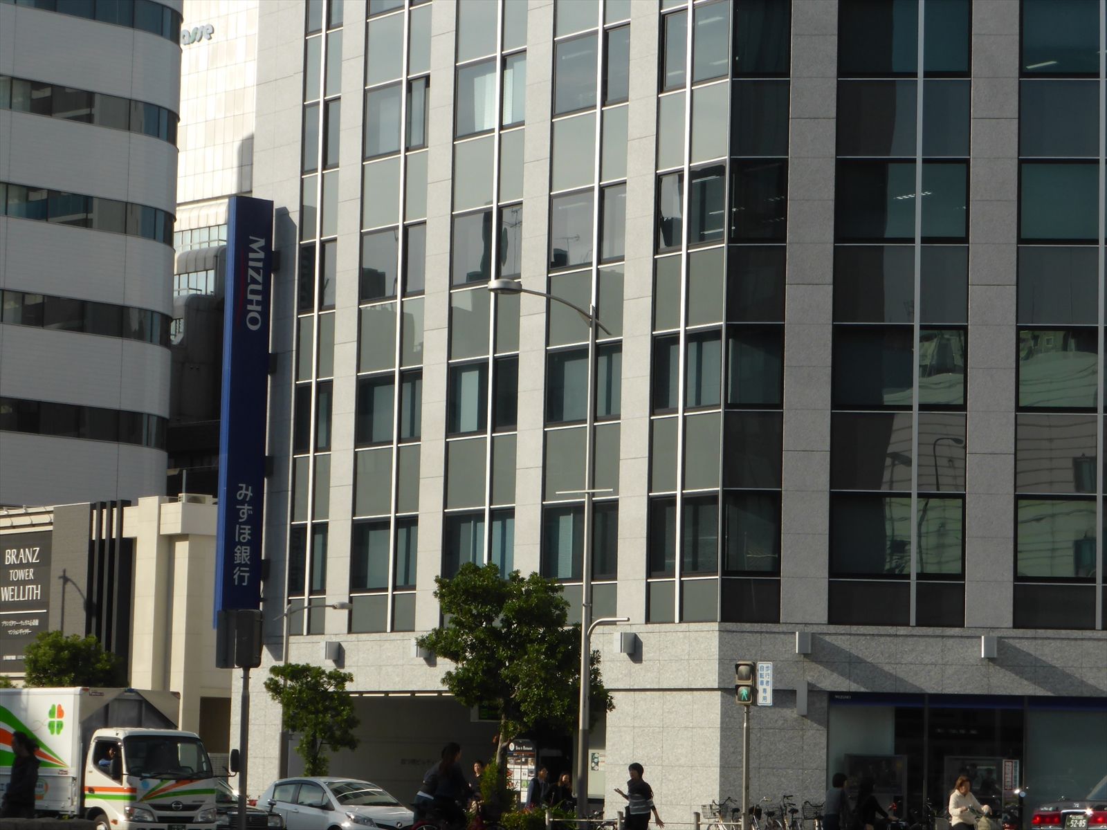 徒歩2分のみずほ銀行四ツ橋支店