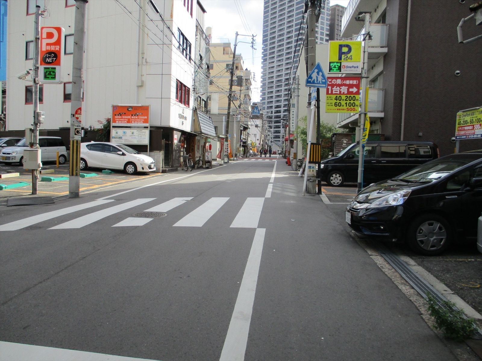 オフィスビル前面の通り
