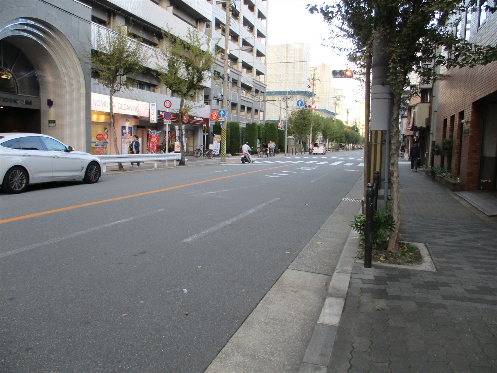 オフィスビル前面道路