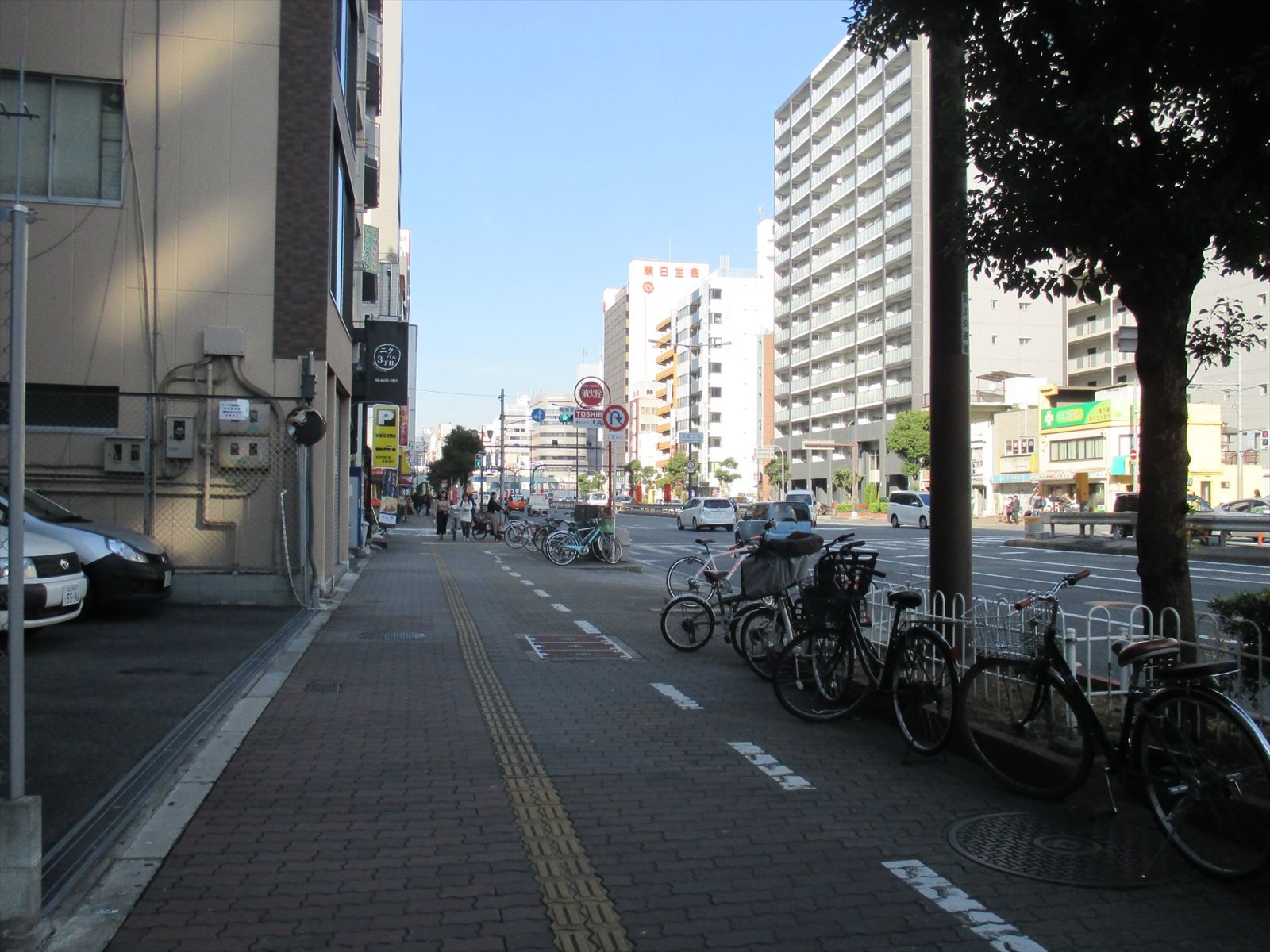 オフィスビル前面の歩道
