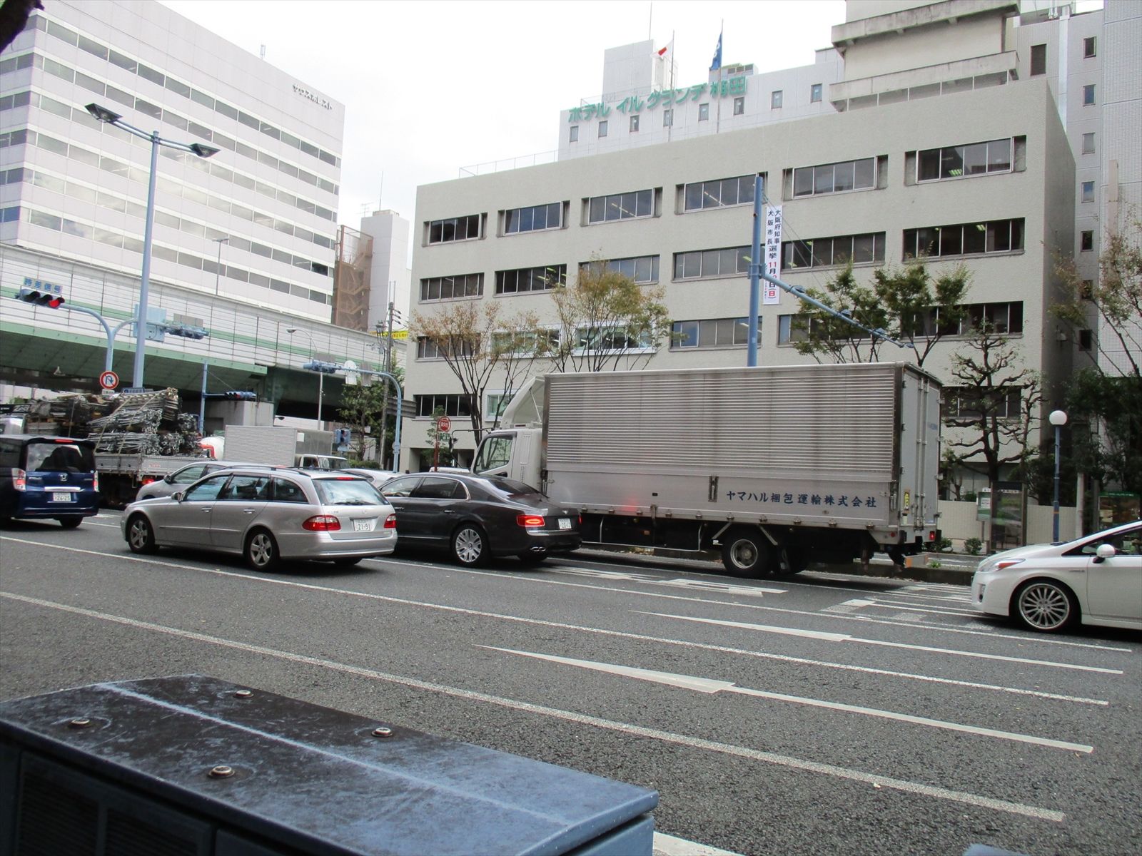 オフィスビル前の通り