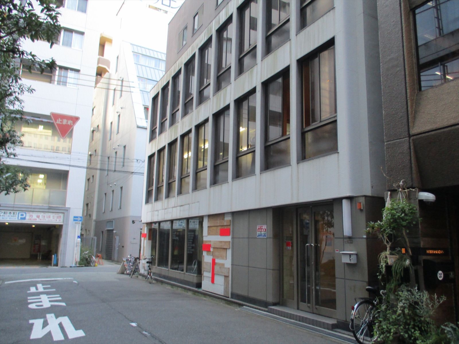 タットリヨン本町ビル前の通り