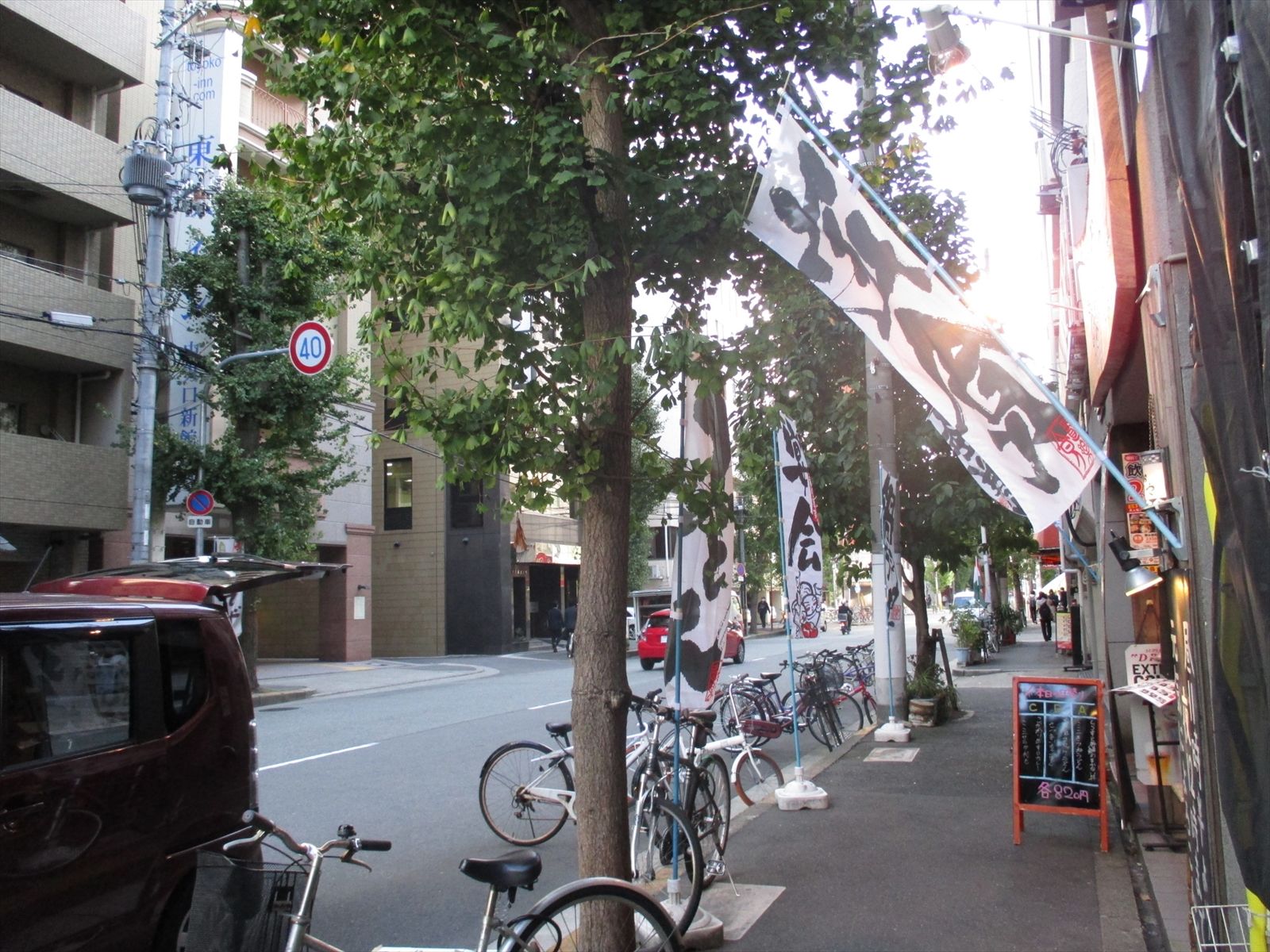 オフィスビル前の通り