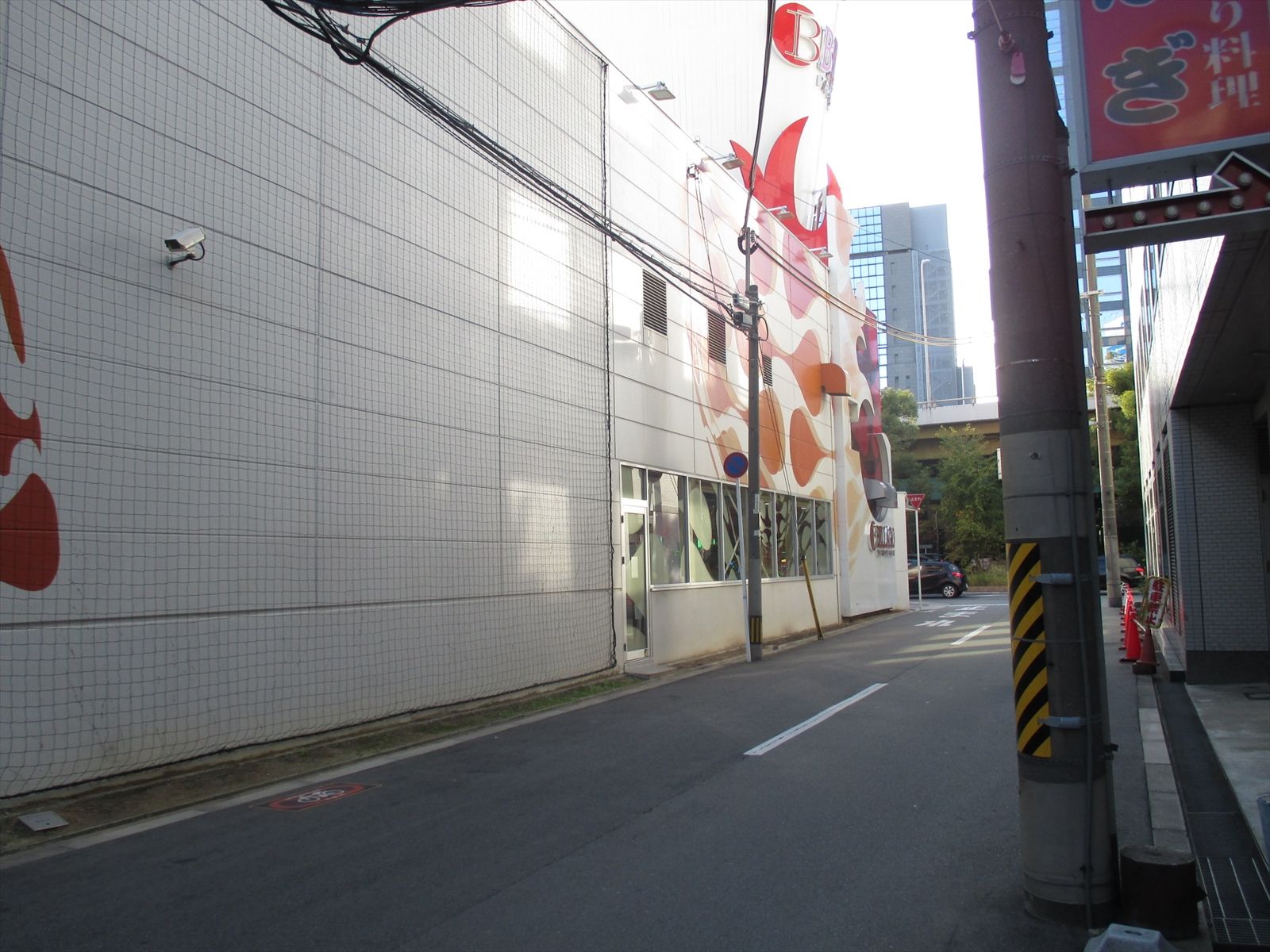 オフィスビル前の通り