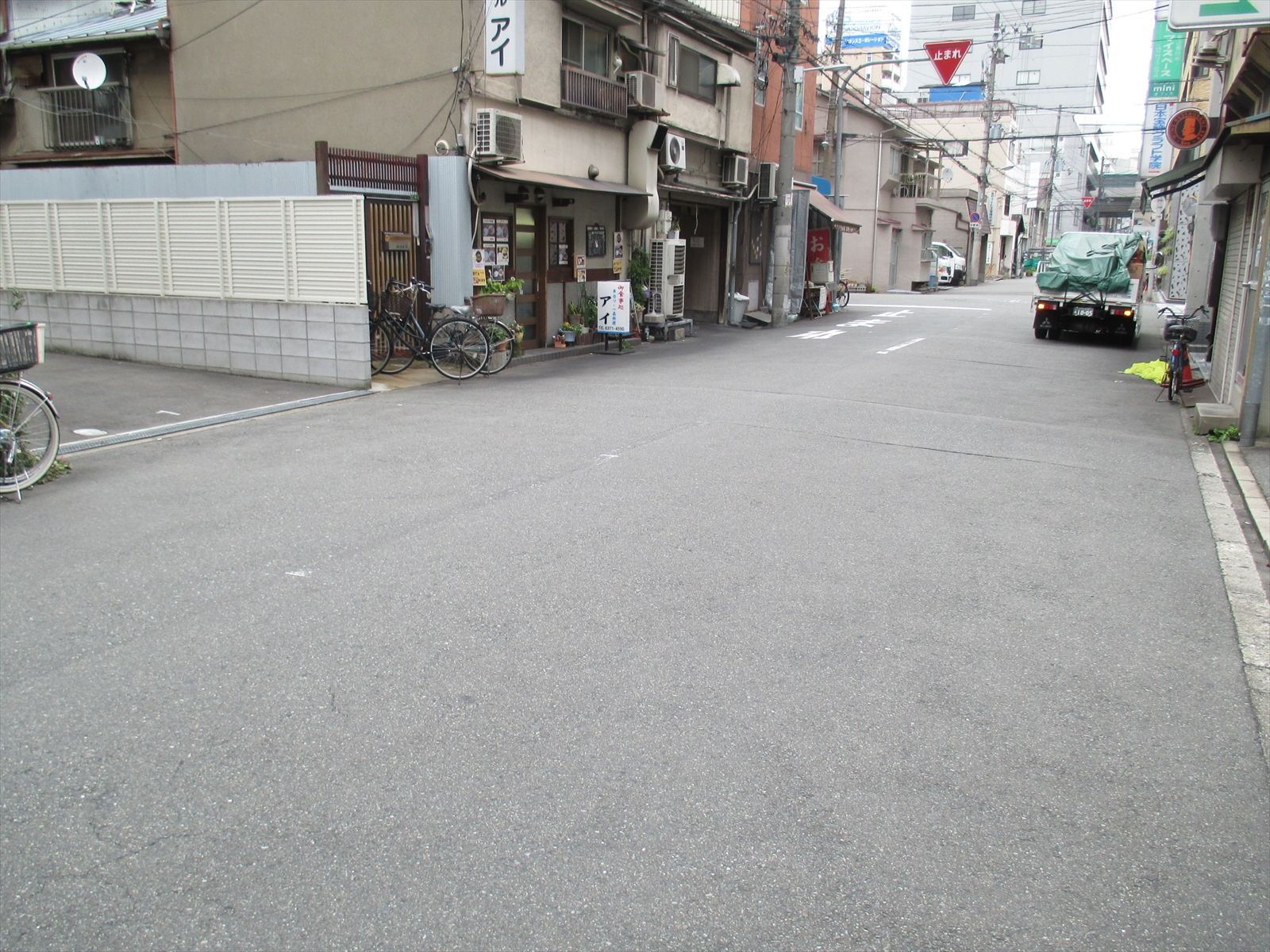 オフィスビル前の通り
