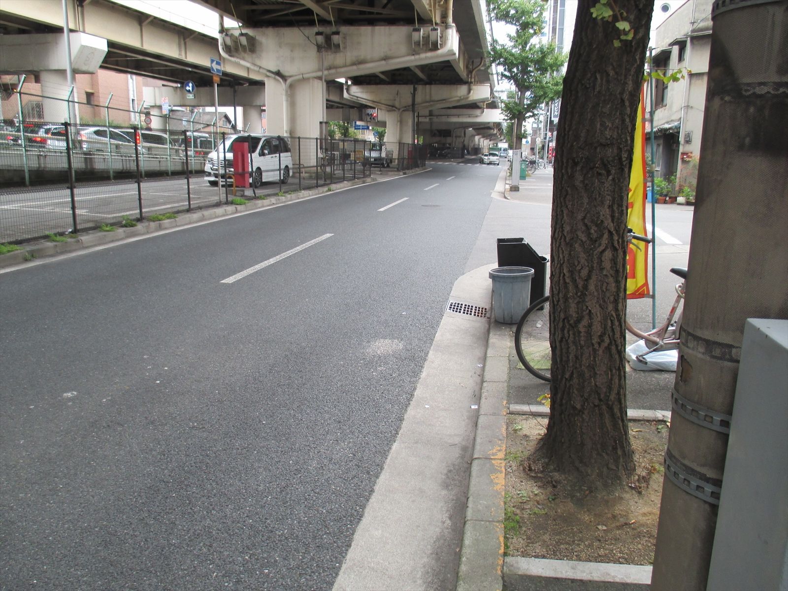 オフィスビル前の通り