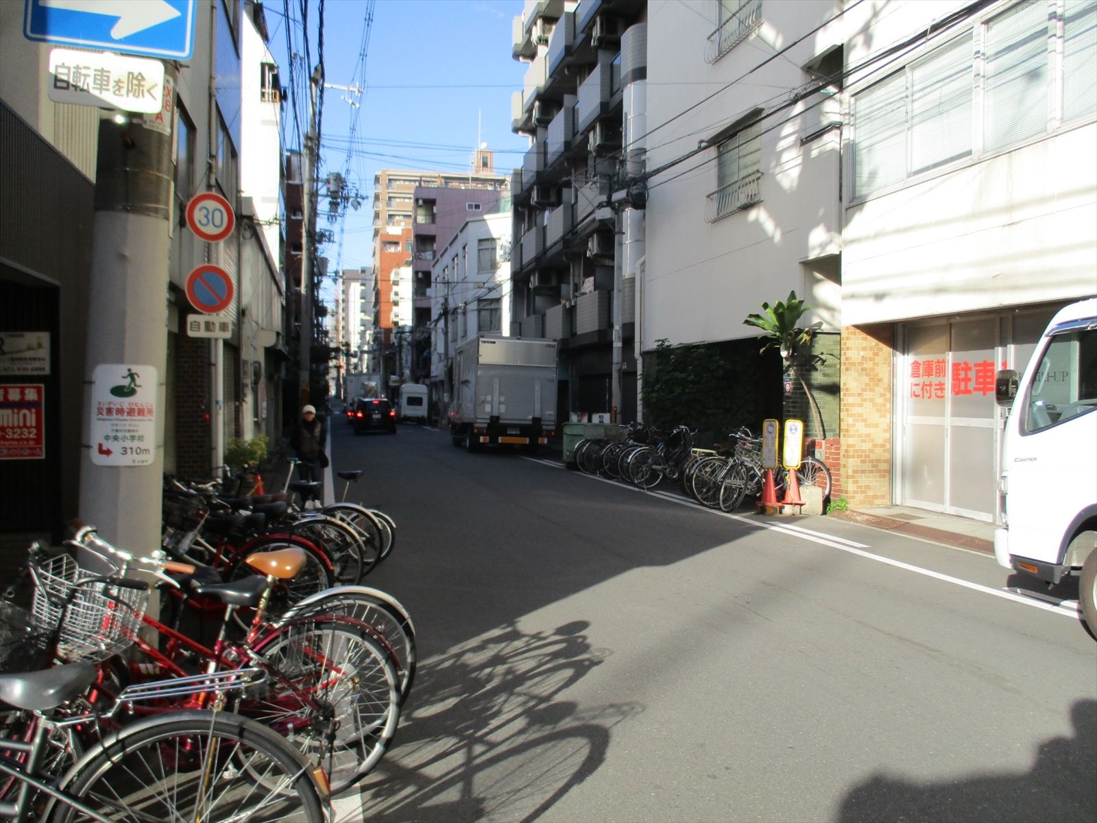周辺はオフィス・住宅街