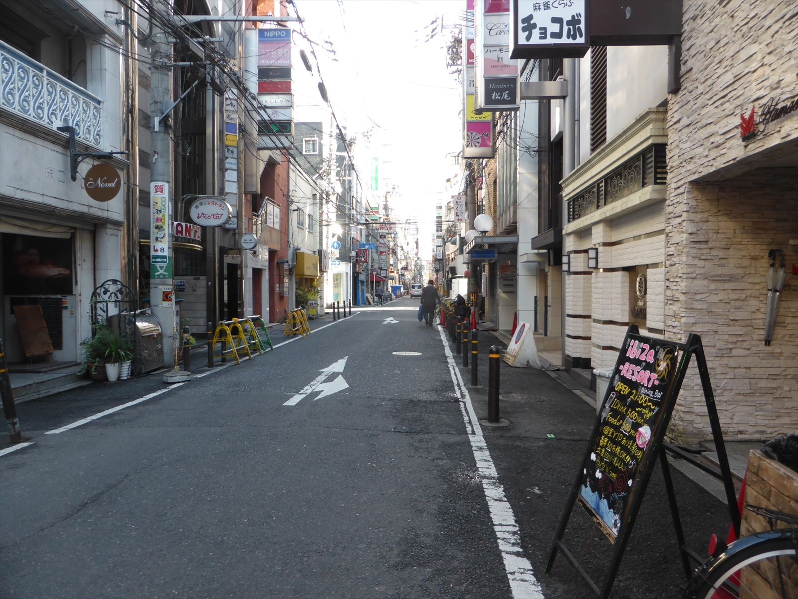 オフィスビル前面の通り