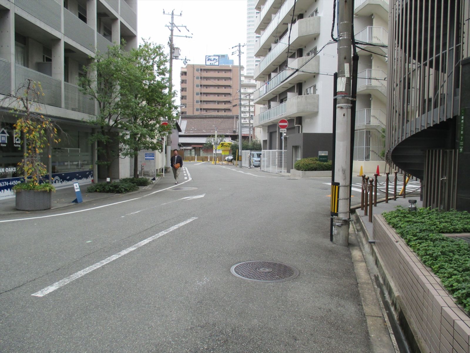 オフィスビル前面の通り