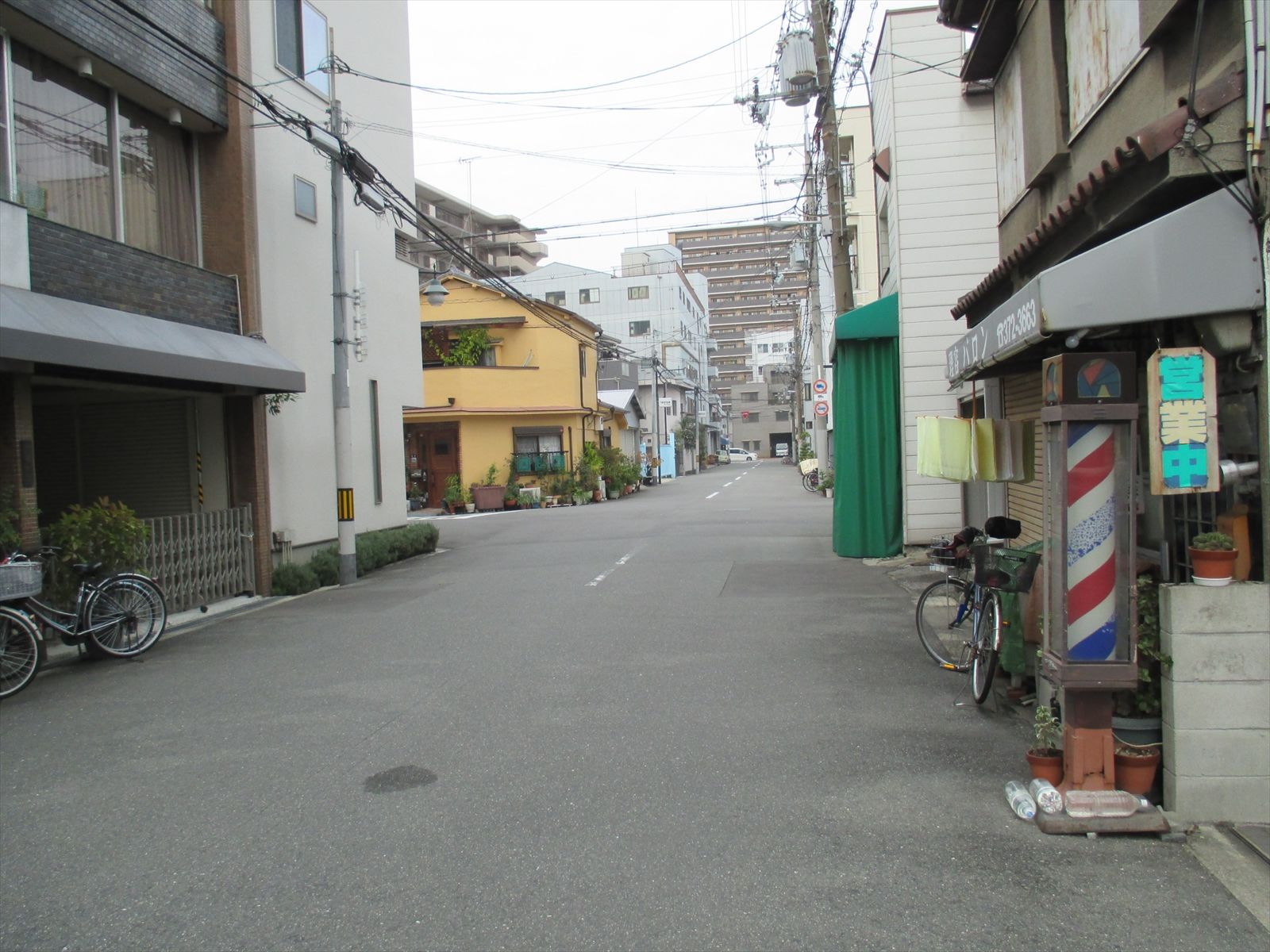 オフィスビル前面の通り