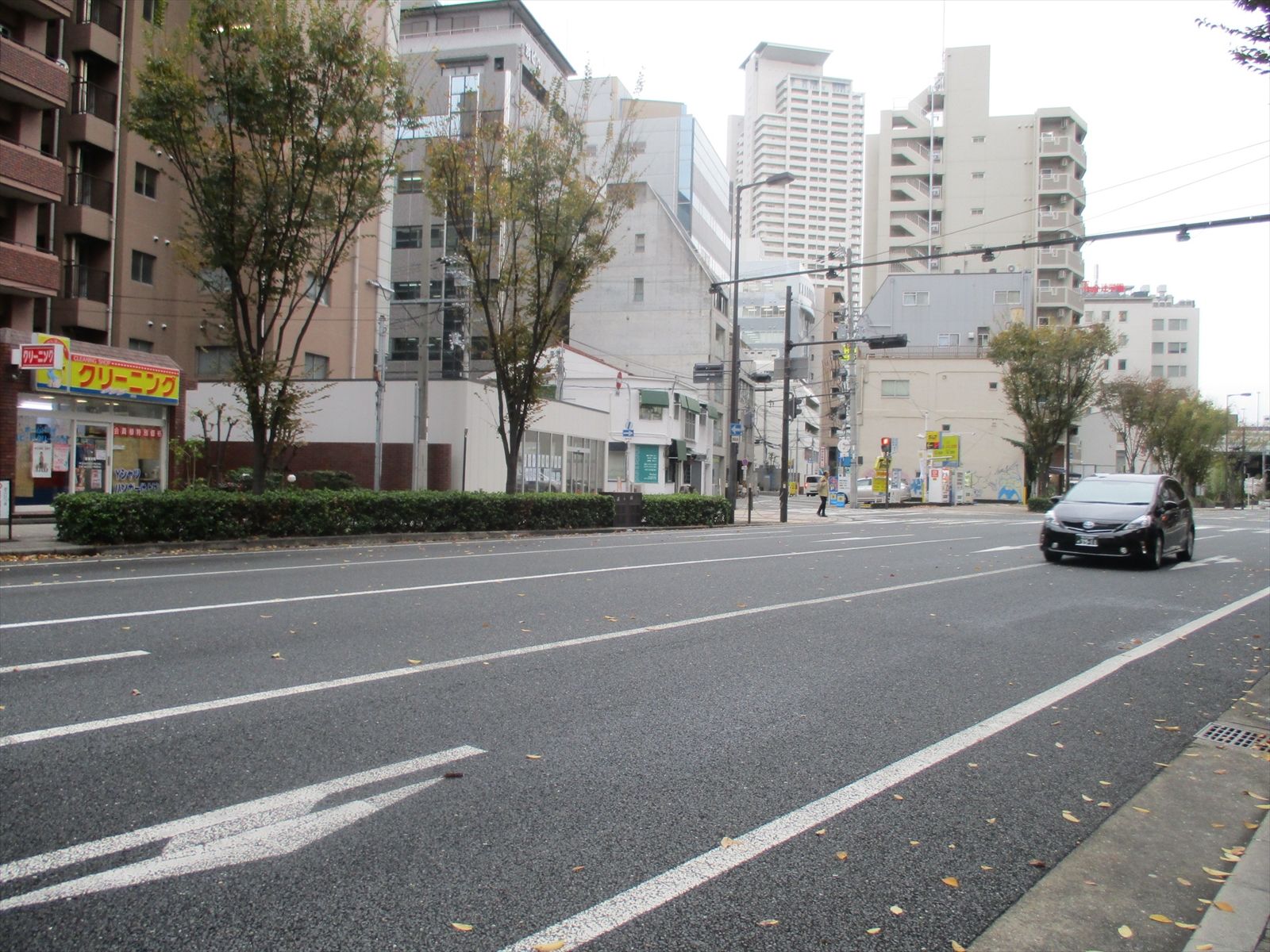 オフィスビル前面の通り