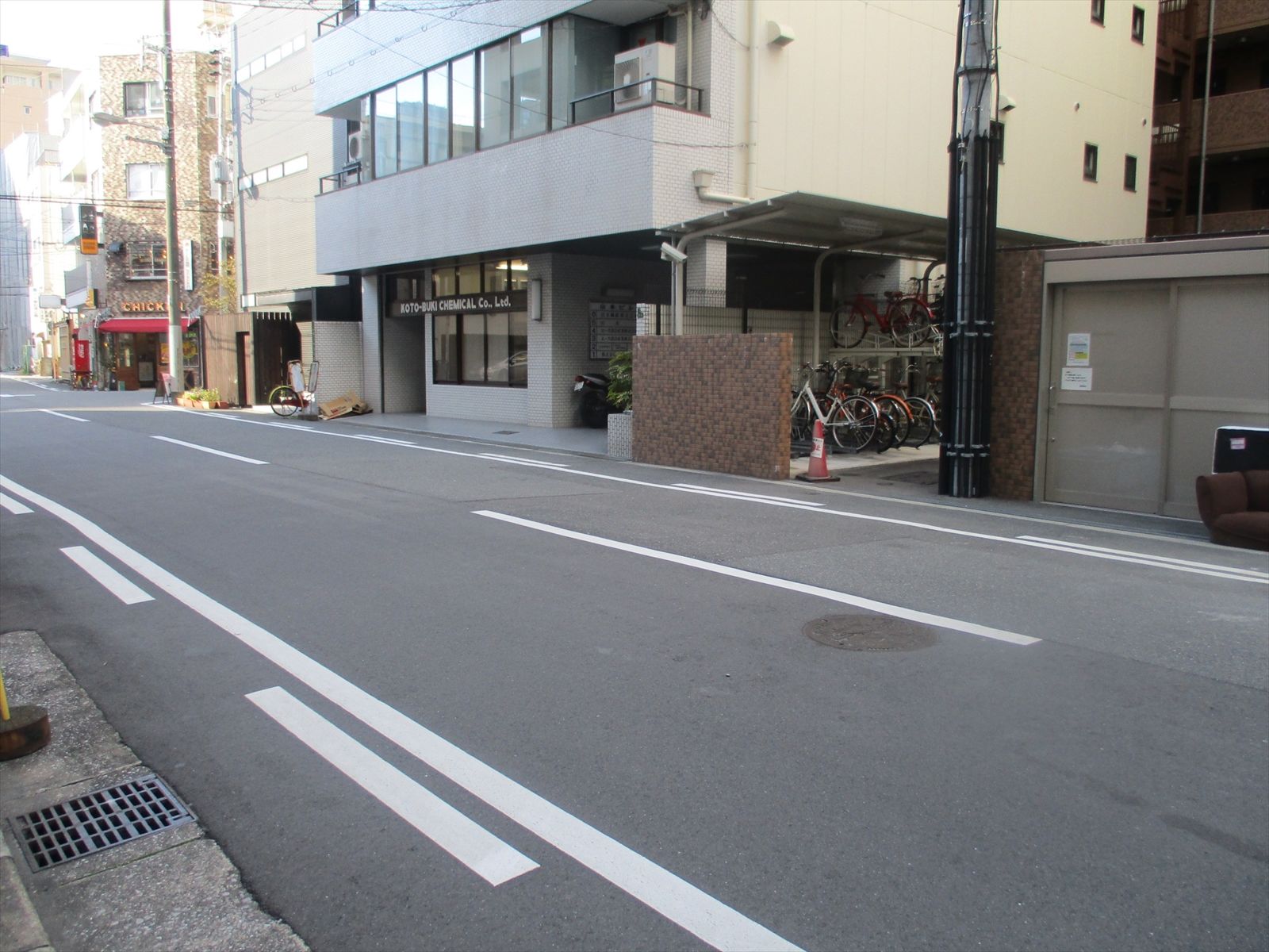 オフィスビル前面の通り