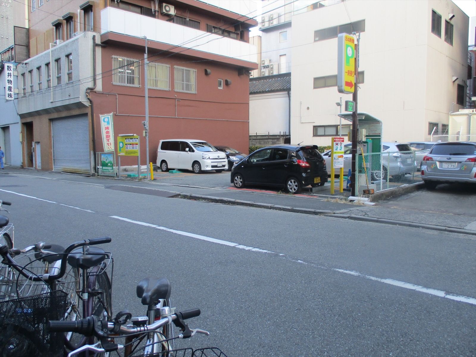 オフィスビル前面の通り