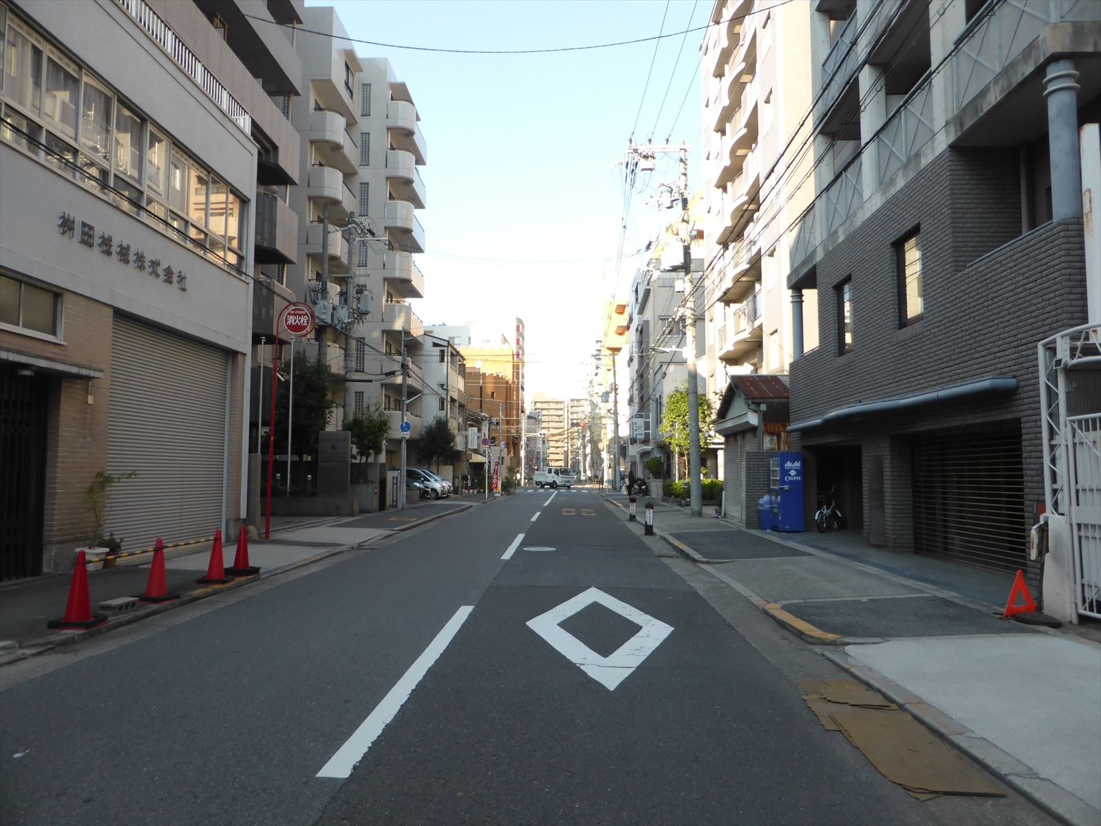 オフィスビル前面の通り