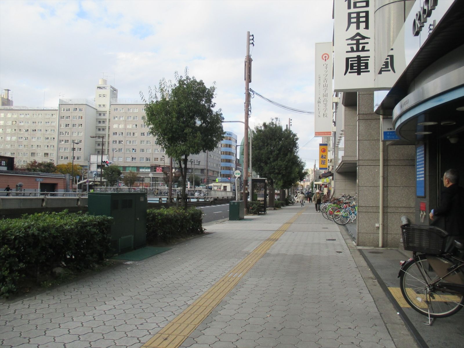 オフィスビル全面の谷町筋