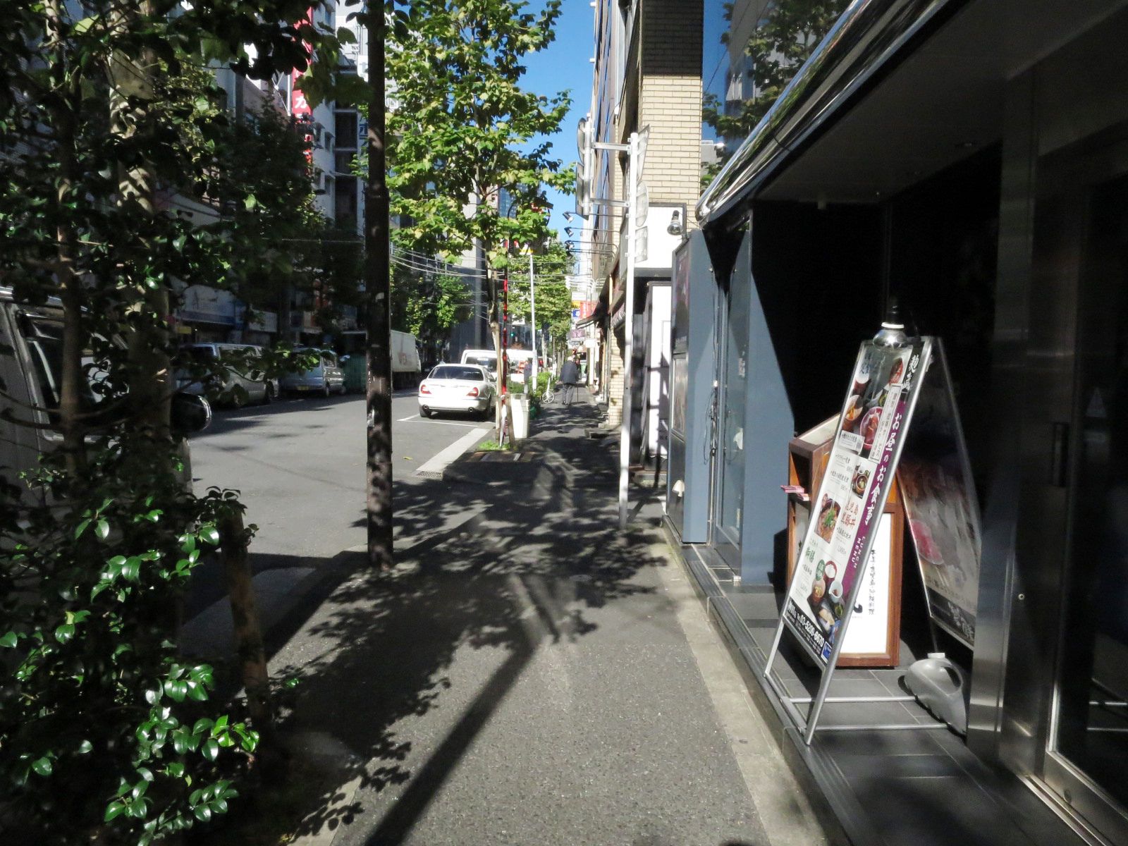 オフィスビル前面の通り