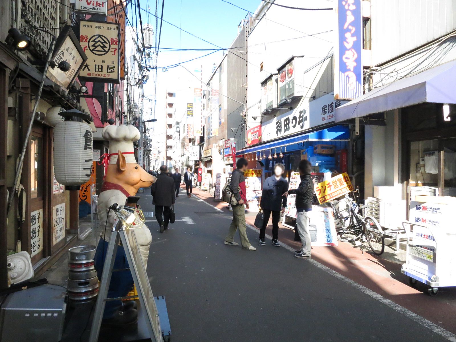 周辺には飲食店が豊富