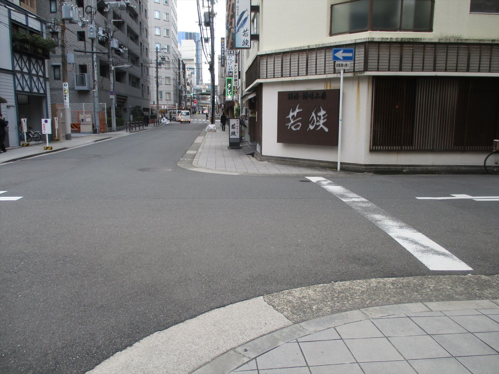 オフィスビル前面の交差点