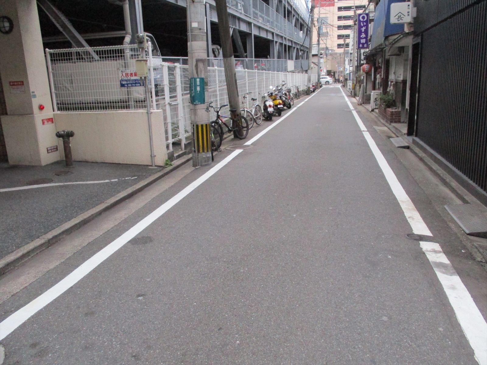 オフィスビル前面の通り