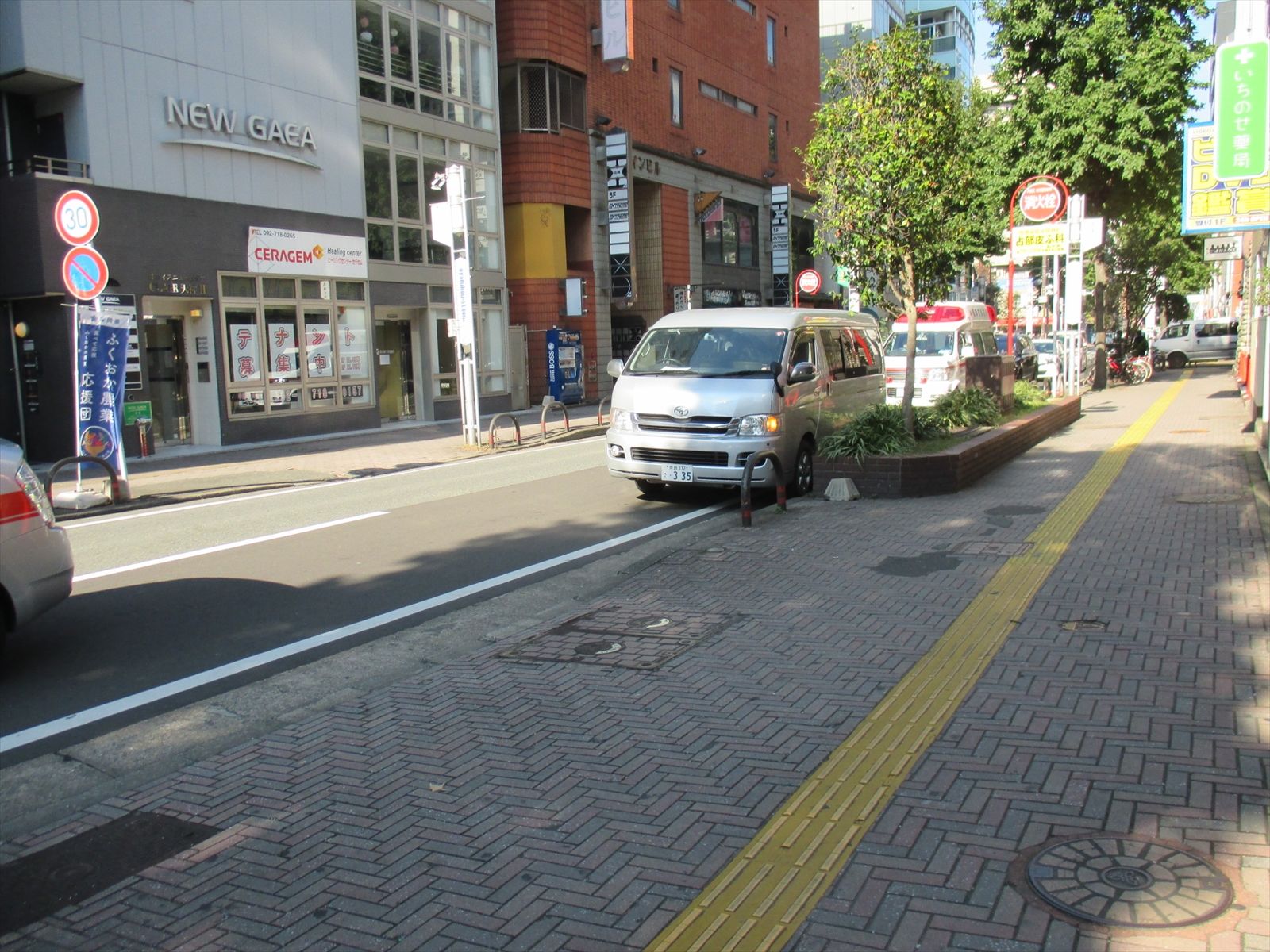 オフィスビル前面の通り