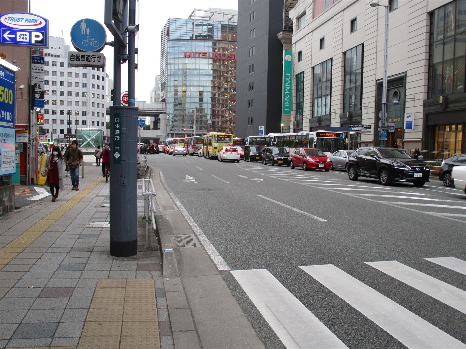 オフィスビル前面の国体道路