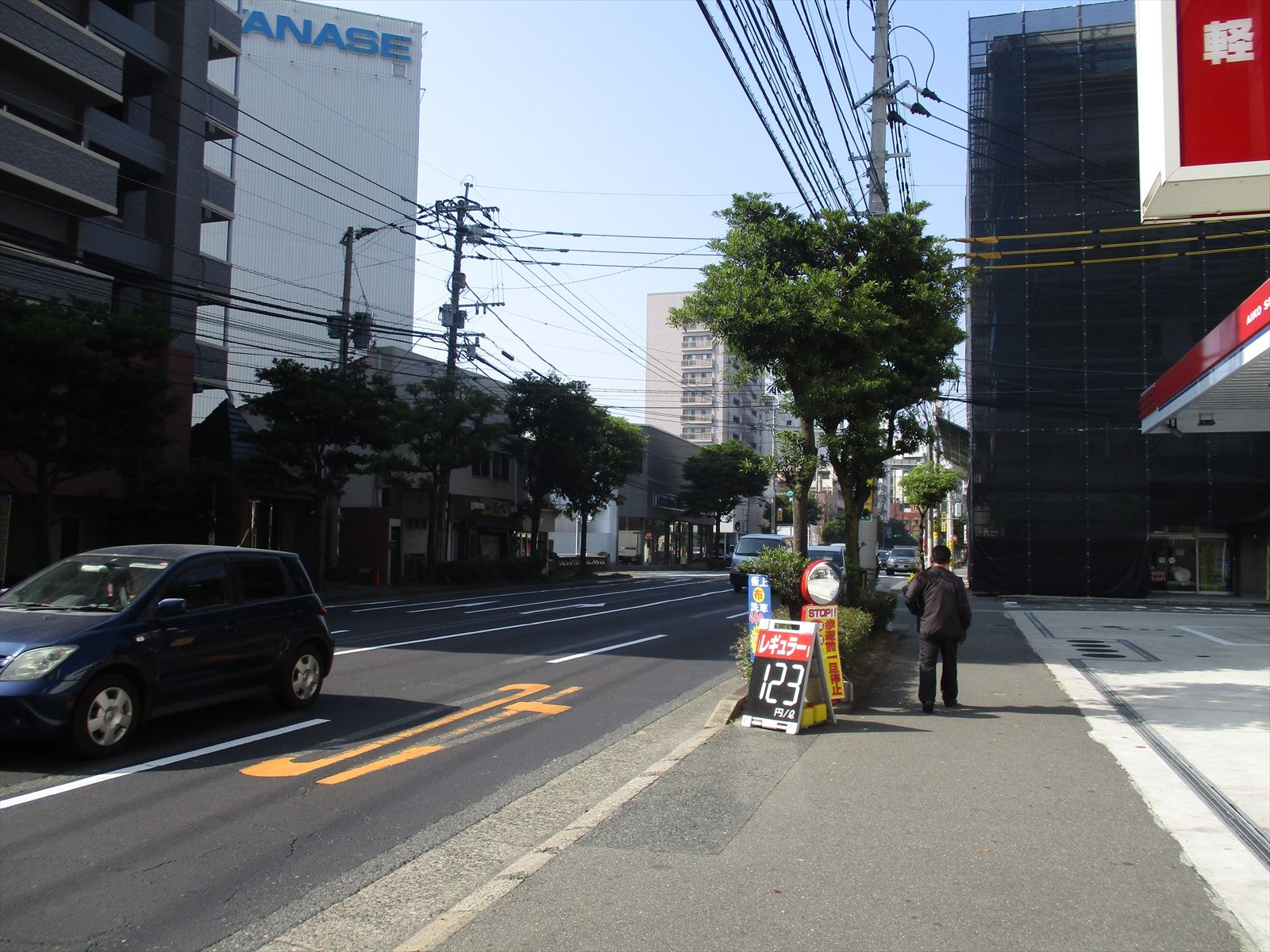 オフィスビル前面の高宮通り