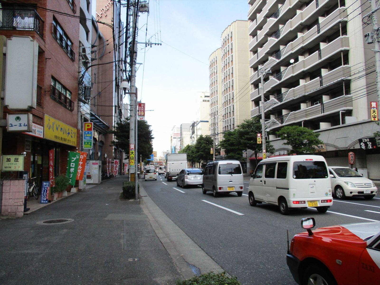 オフィスビル前面の高宮通り