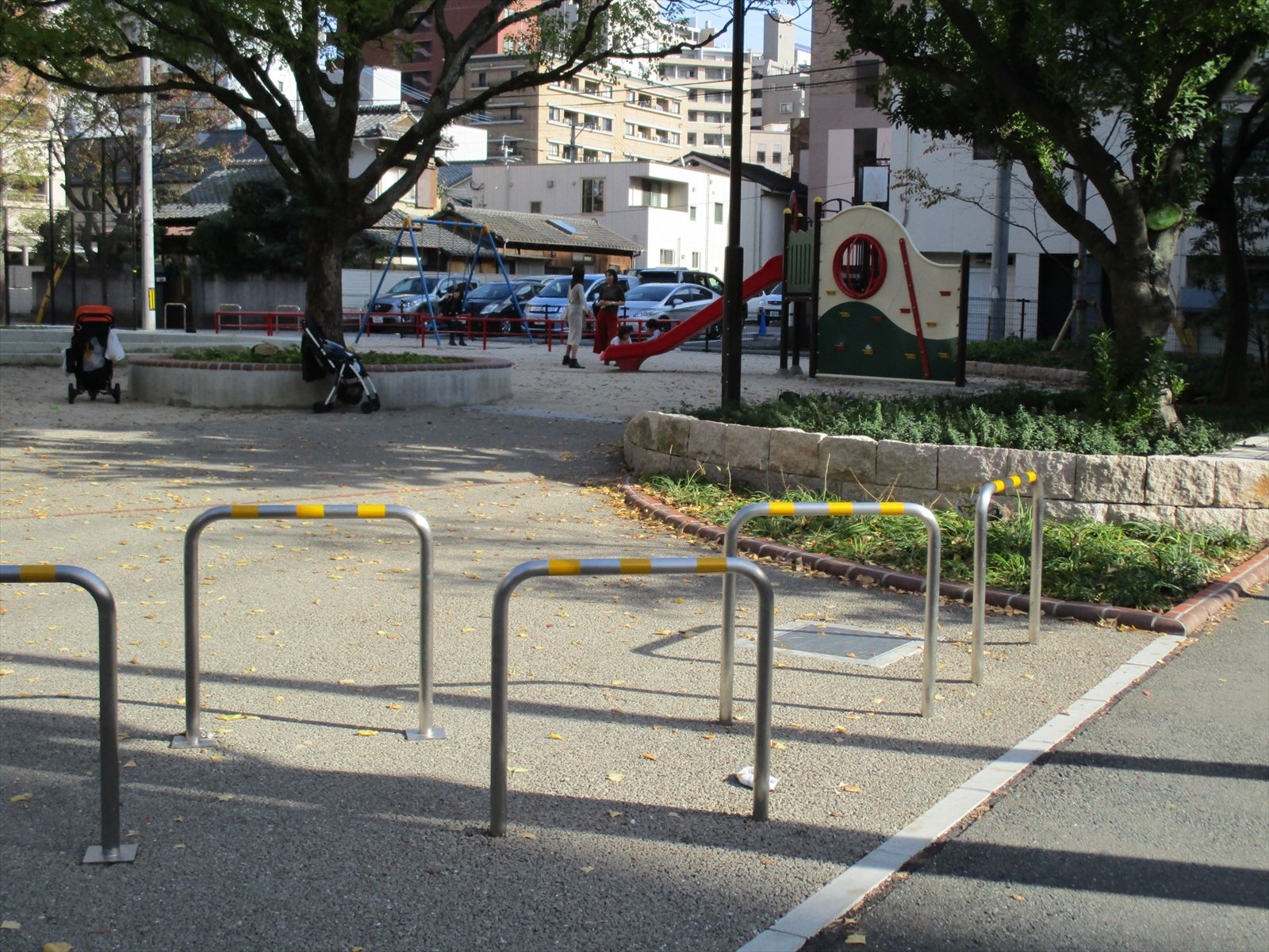斜め向かいの薬院公園