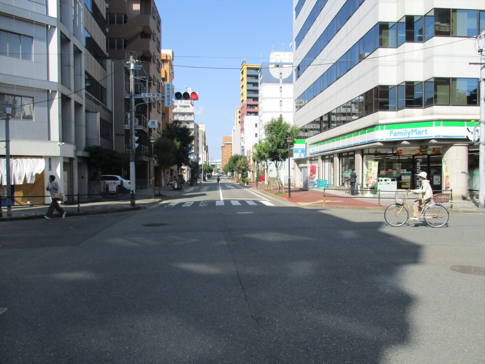 事務所前面の古門戸町交差点