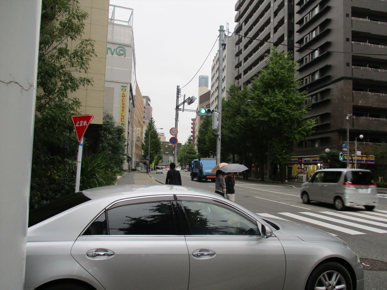 貿易広告社ビル前面のこくてつ通り