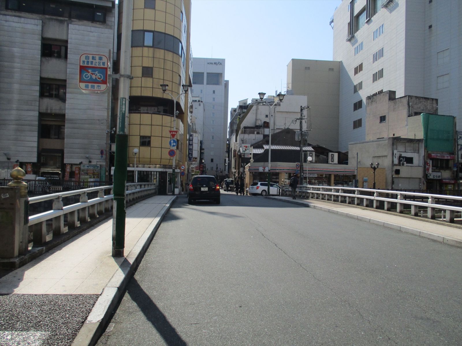 オフィスビル前面のであい橋通り