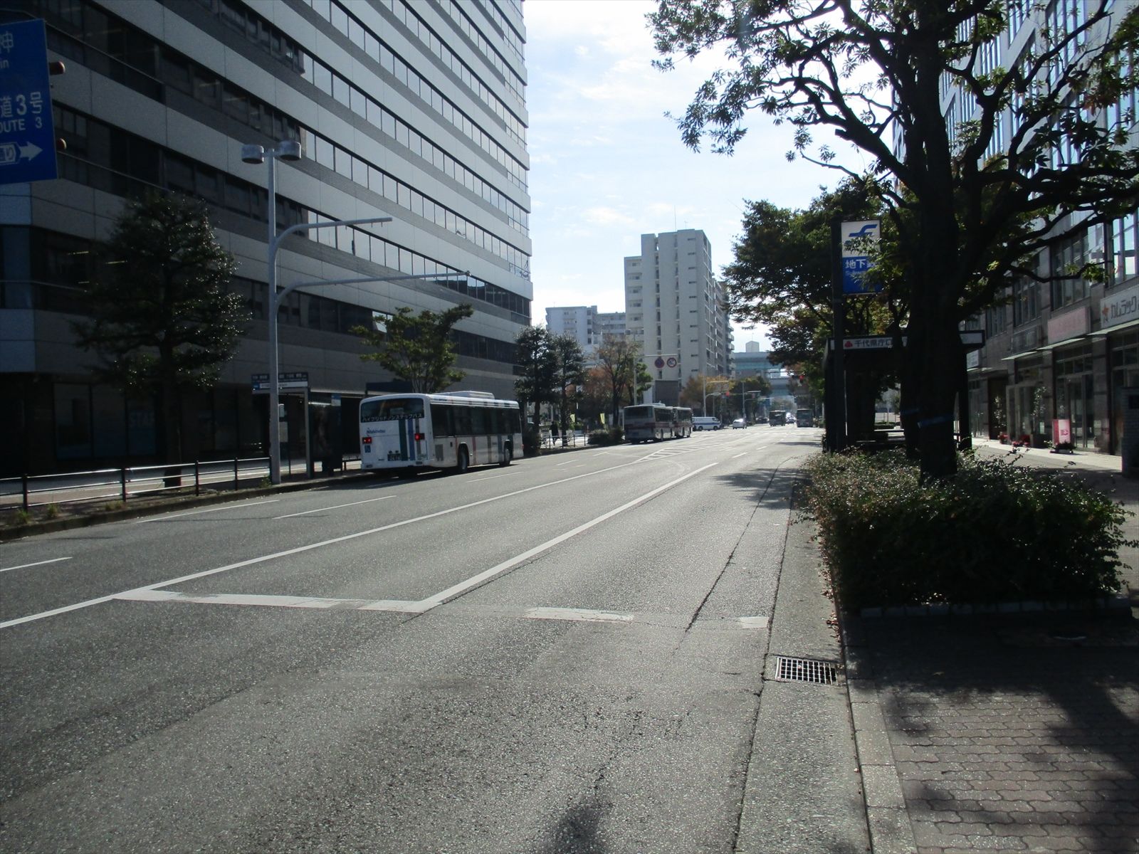 オフィスビル前面の県道21号線