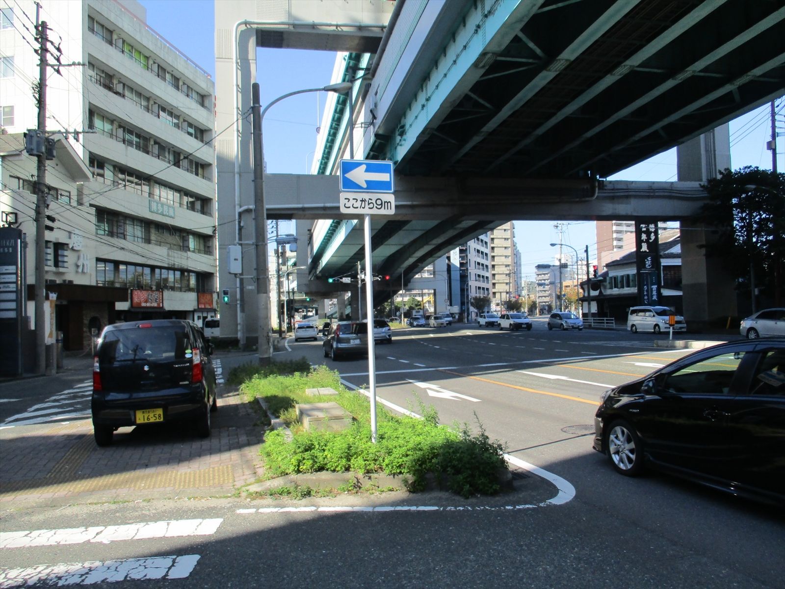 事務所斜め前の堅粕1丁目交差点