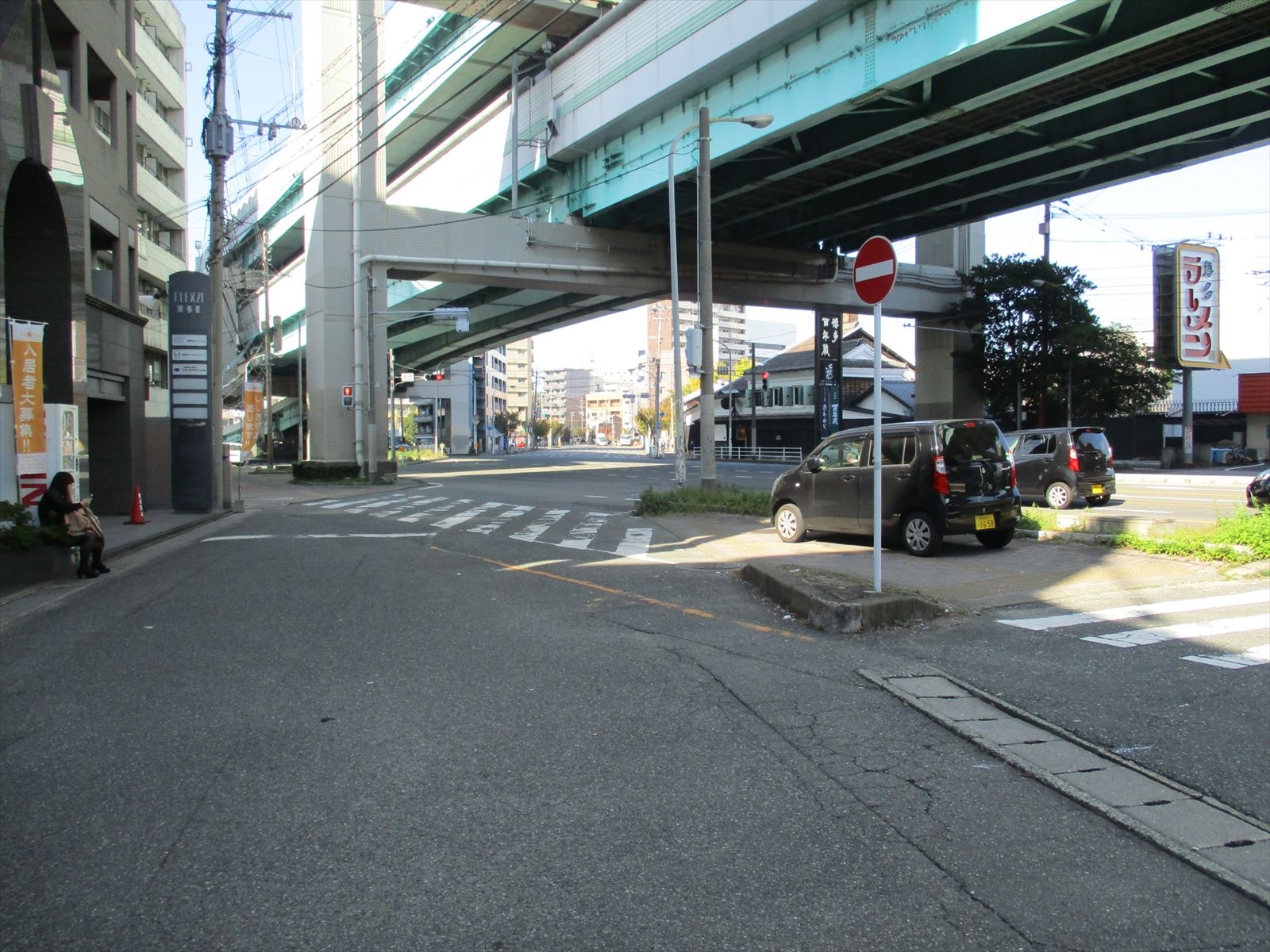 オフィスビル前面の福岡都市高速環状線