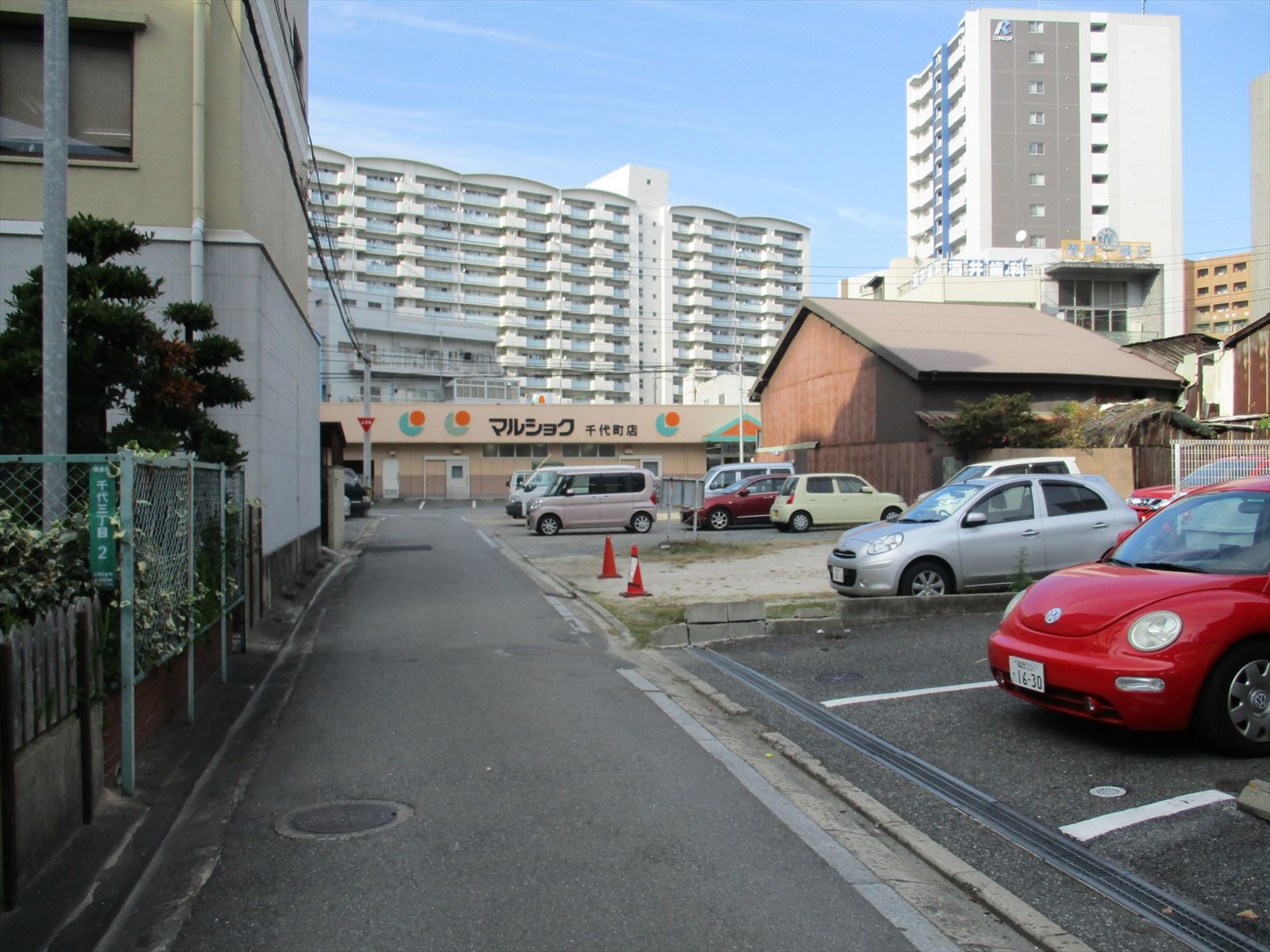 オフィスビル前面の通り